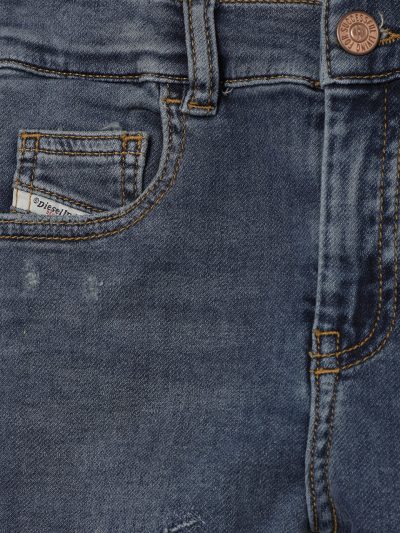 ג׳ינס, גזרת סקיני גבוהה, בד ג׳וג ג׳ינס נעים ונוח, צבע כחול, לאורך הרגל השמאלית קרעים שנתפרו בחזרה