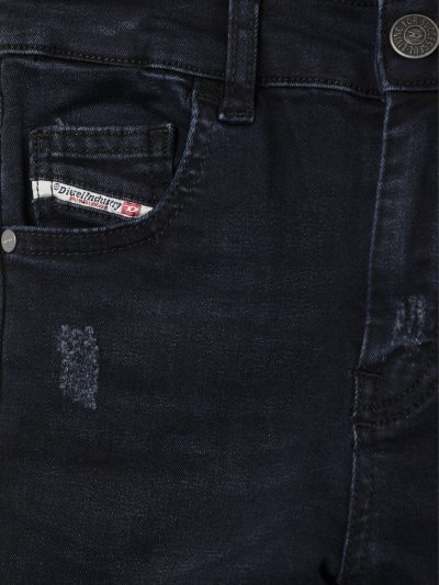 ג׳ינס, גזרת סקיני גבוהה, צבע כחול כהה, מעט שפשוף של הצבע לאורך הירכיים, קרע מאוד קטנים בחלק העליון של כל ירך
