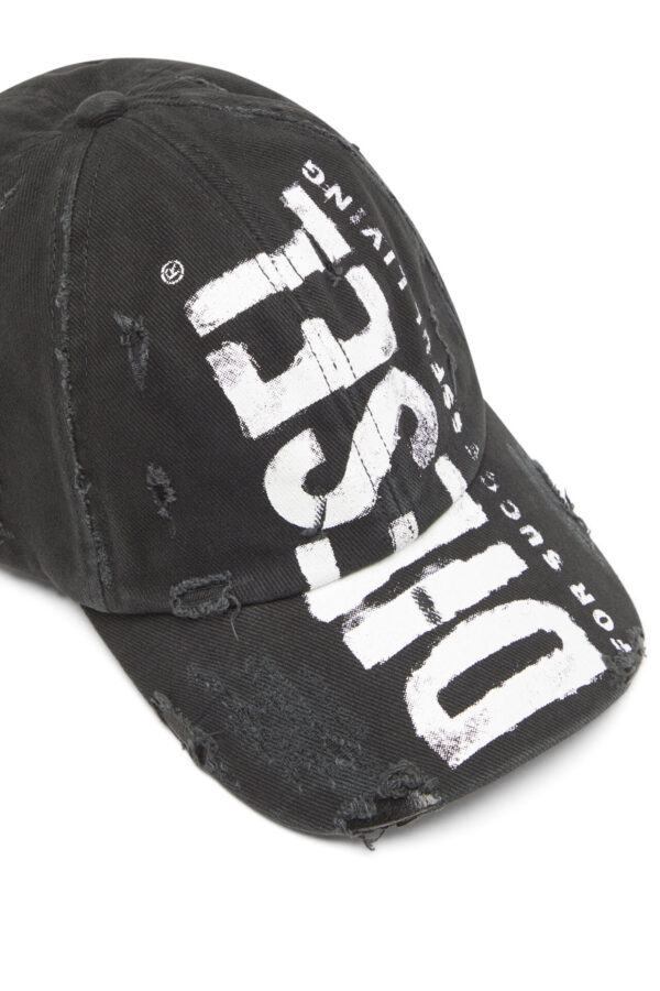כובע מצחיה עם לוגו גדול וקרעים - שחור